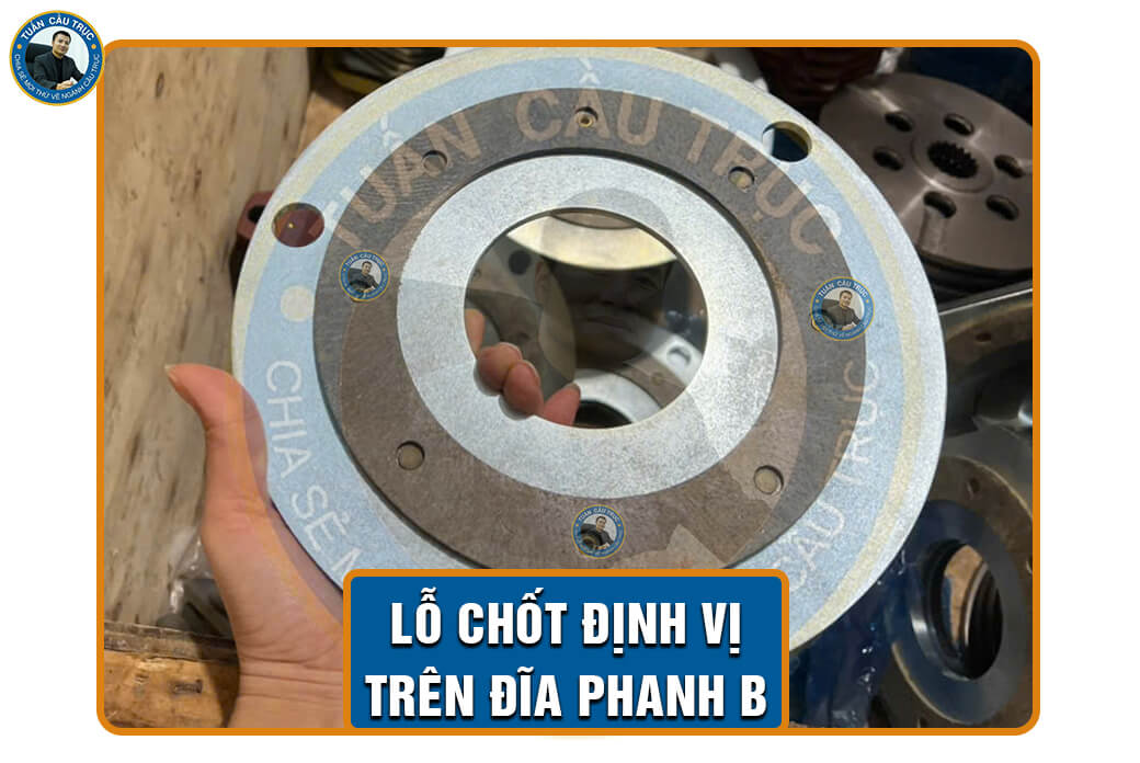 Lỗ chốt định vị trên đĩa phanh B Lỗ chốt định vị trên đĩa phanh B